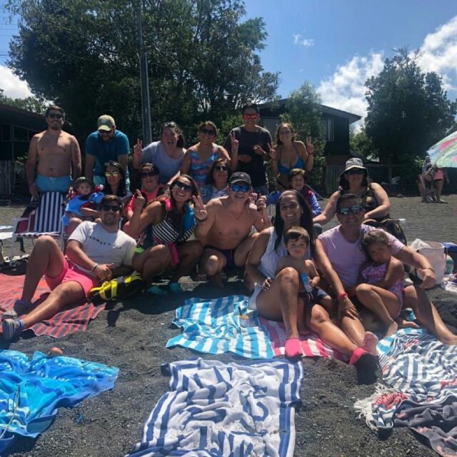 Grupo familiar compartiendo en el camping