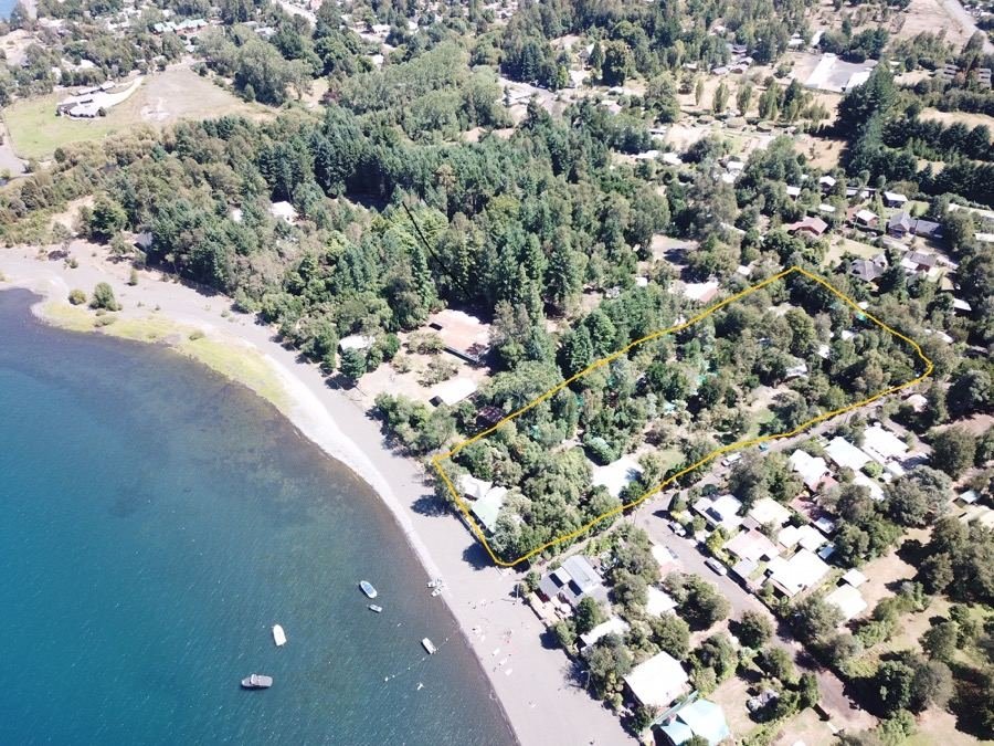 Vista aérea del recinto entre el bosque nativo y el lago