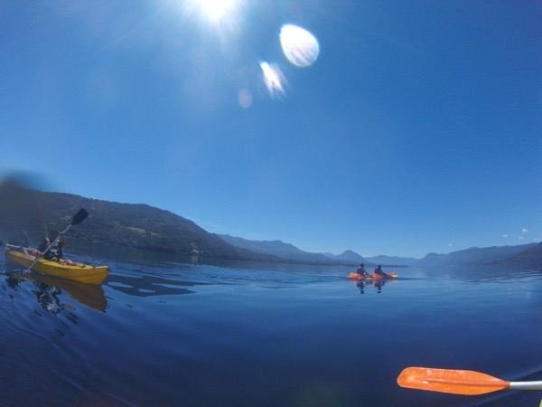 Kayak en el lago Calafquén frente al camping