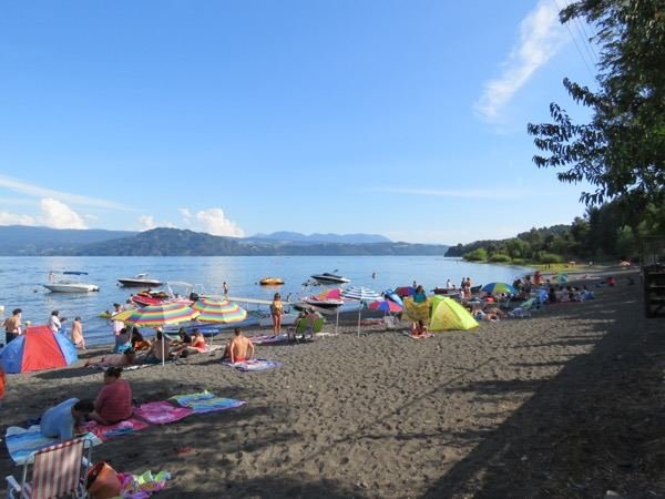 Playa del camping en verano, a orillas del lago Calafquén