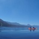 Kayak frente a la orilla del camping