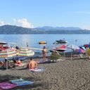 Veraneantes en la playa del camping